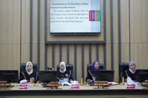تدريسية من جامعة كركوك  تتراس لجنة مناقشة رسالة ماجستير  في جامعة موصل