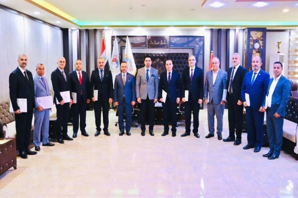 في اجواء يملؤها الفرح والاستقرار .. رئيس جامعة كركوك يبارك ويسلم السادة العمداء اوامر تخويلهم في ادارة الكليات
