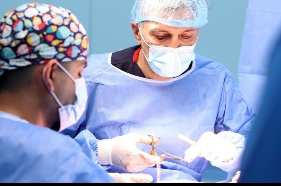 تدريسي في جامعة كركوك يجري عملية جراحية نوعية في مستشفى ازادي التعليمي