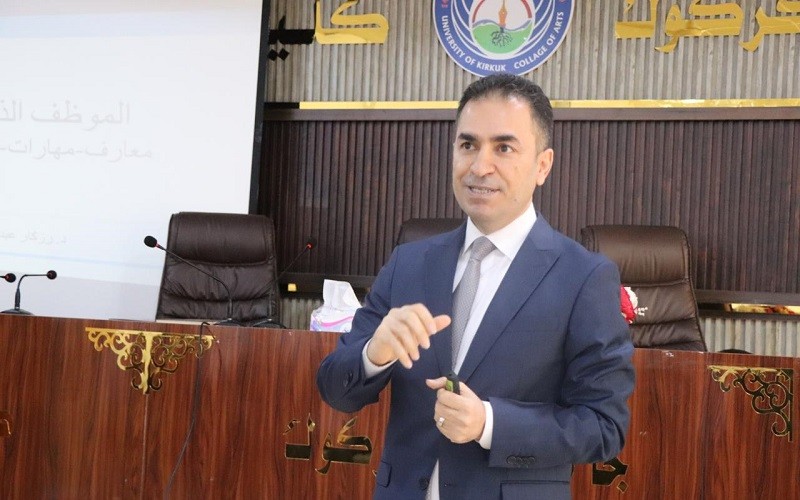 كلية الآداب تقيم دورة ...