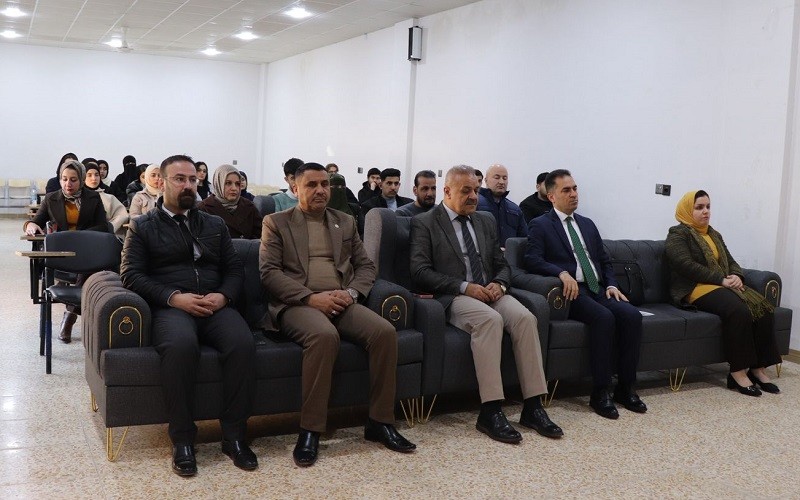 ندوة في كلية الآداب ...