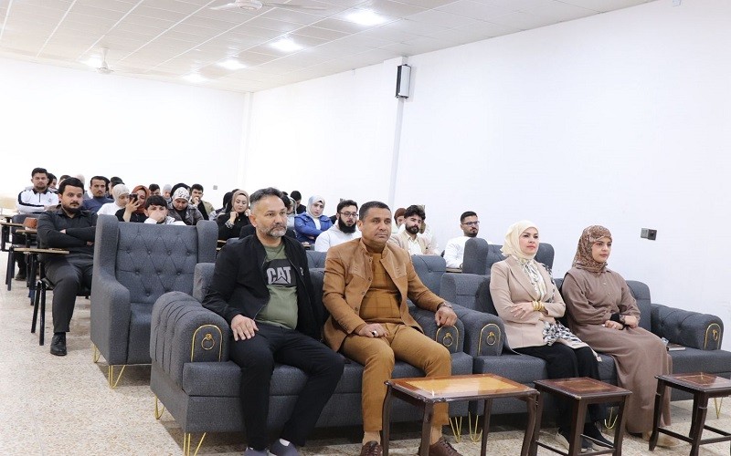 ندوة في كلية الآداب ...