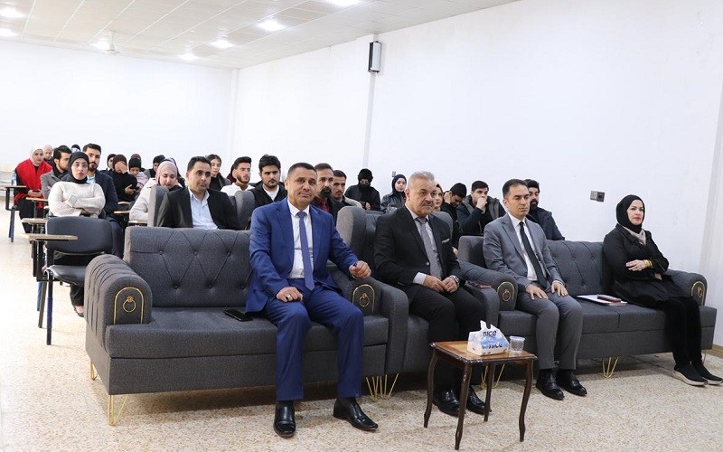 ندوة في كلية الآداب ...