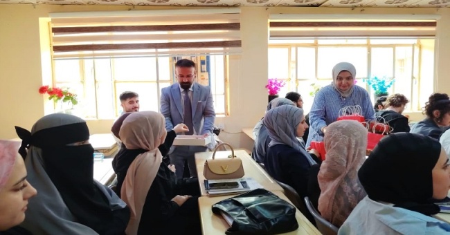 كلية الآداب تكرم عدداً من الطلبة تقديراً لتعاونهم وتفاعلهم