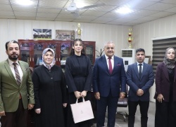 كلية الآداب تكرّم طالبة تثميناً لجهودها