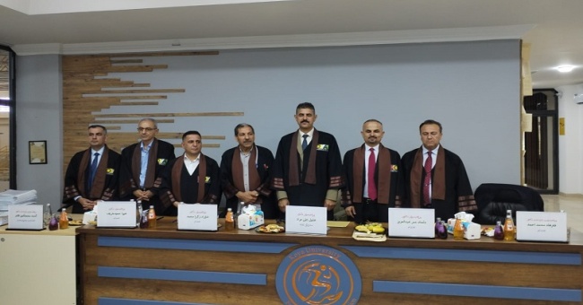 تدريسي من كلية الآداب عضو بلجنة مناقشة أطروحة دكتوراه في جامعة كوية
