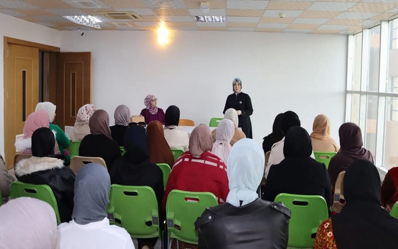 A faculty member at the College of Arts delivers a lecture on voluntary work