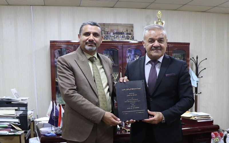 معاون العميد يهدي اطروحته للدكتوراه الى مكتبة كلية الآداب
