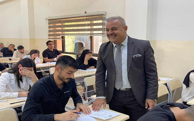 Dean of the College of Arts Reviews the Progress of Final Examinations
