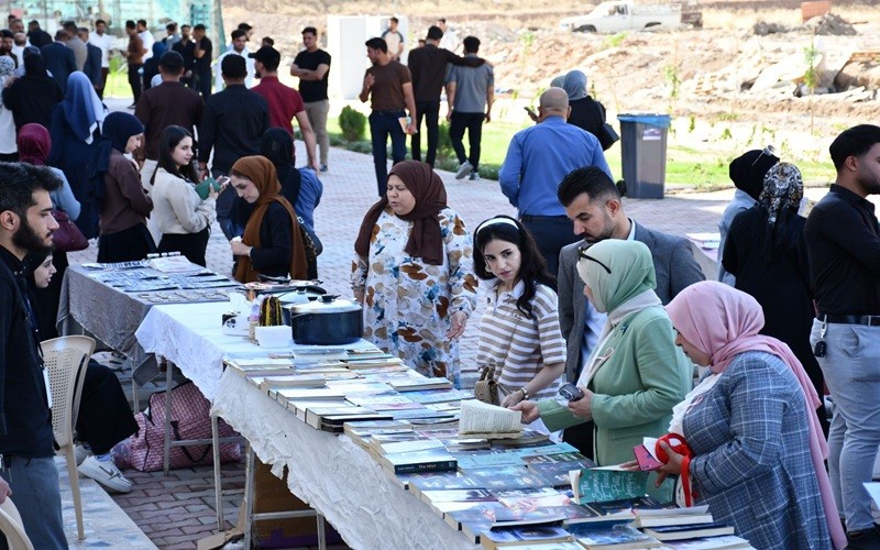 افتتاح معرض للأعمال ...