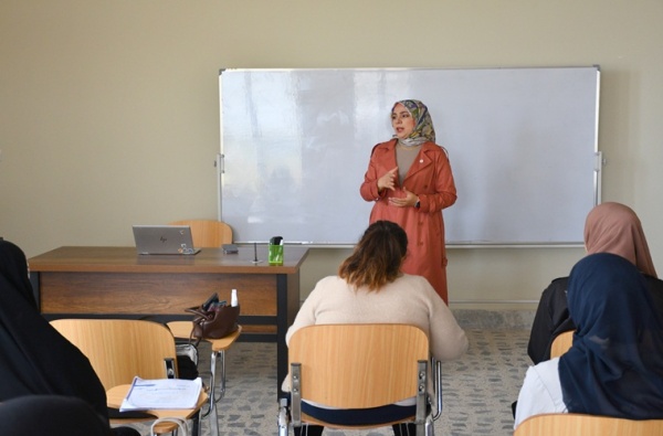 ندوة علمية بعنوان (التدريب على استخدام المهارات الإدارية والتقنيات العلمية في سوق العمل)