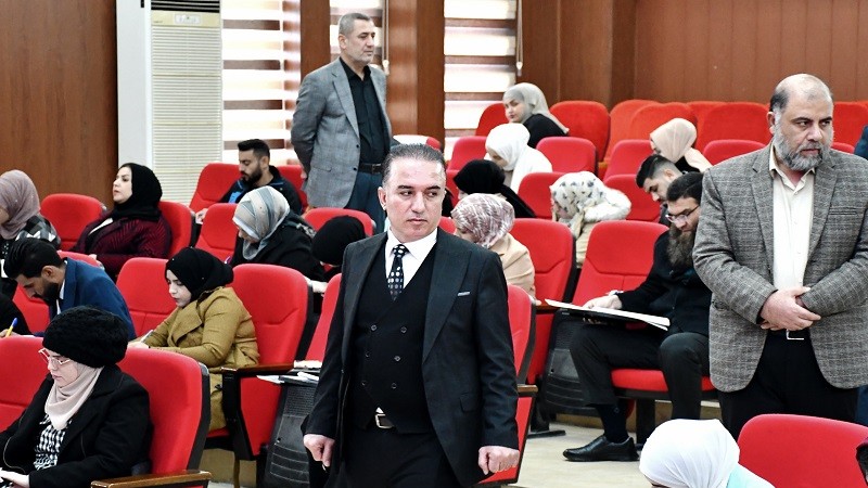 حرصًا منه على النتائج العلمية المنتظرة السيد العميد يتفقد امتحان طلبة الدراسات العليا