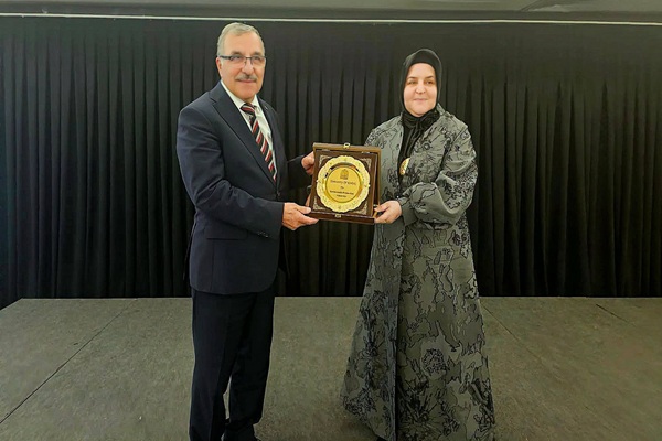 جامعة كركوك تكرّم رئيس جامعة كارامان أوغلو محمد بي