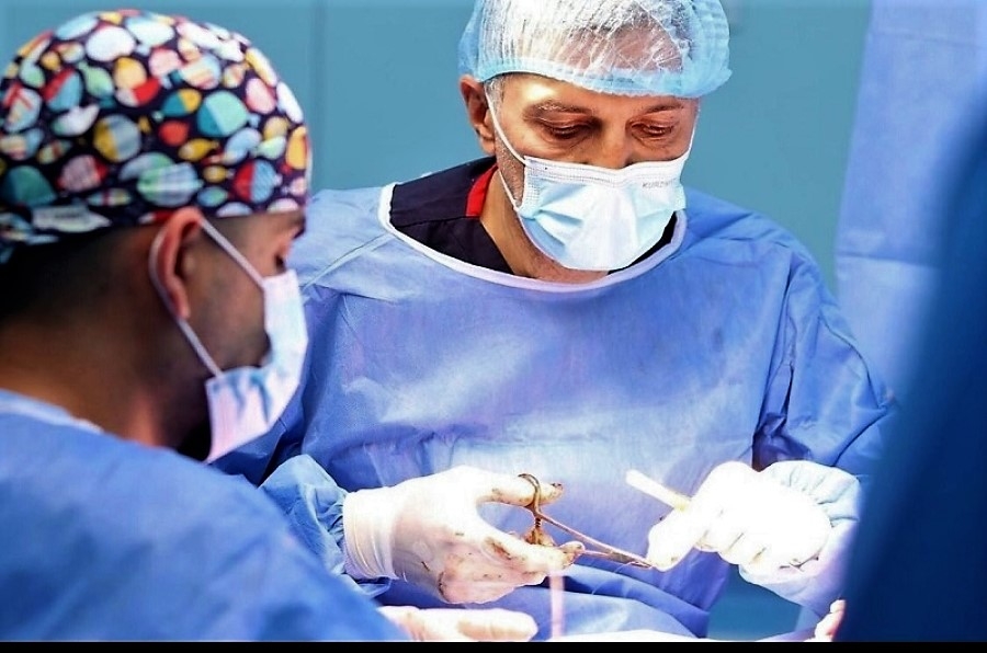 A prof at the University of Kirkuk performs a qualitative surgery in Azadi Teaching Hospital