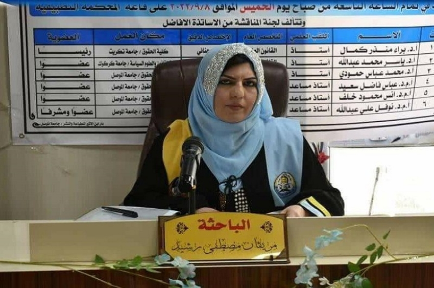 مدير الأقسام الداخلية يبارك إحدى منتسباتها لمناقشتها أطروحة الدكتوراه