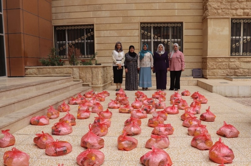 توزيع سلات غذائية على طالبات الاقسام الداخلية بجامعة كركوك