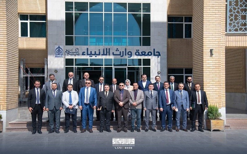 عميد كلية القانون والعلوم ...