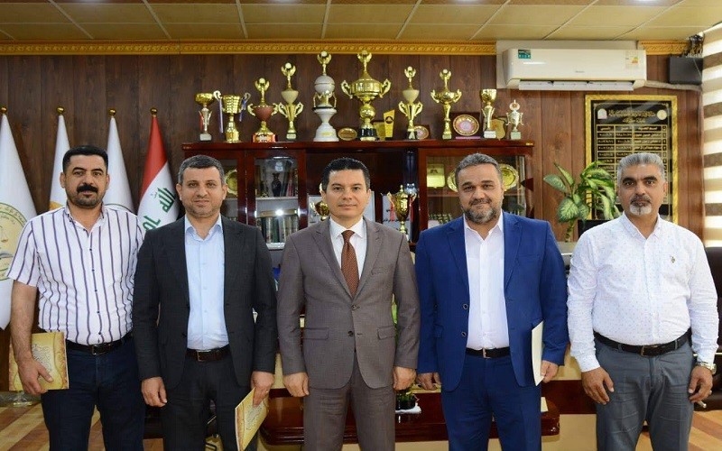 عميد كلية القانون والعلوم ...