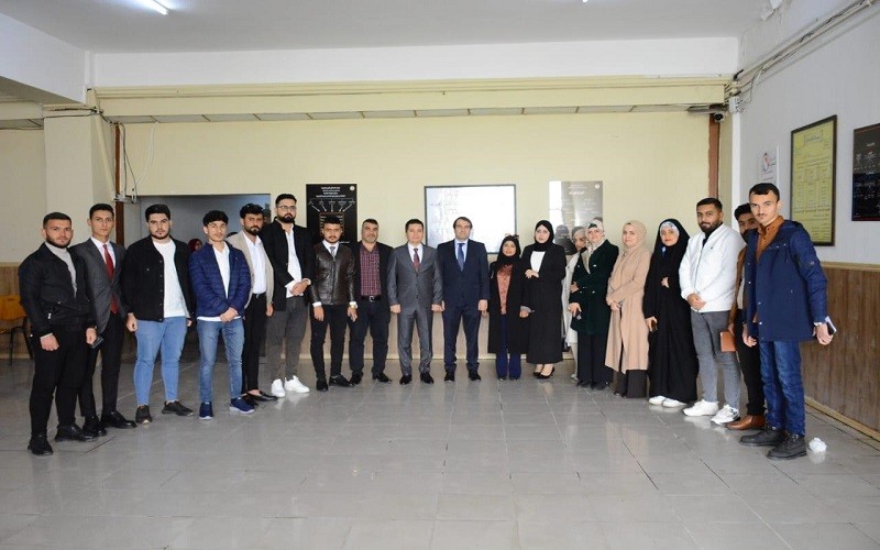 طلبة كلية القانون والعلوم ...