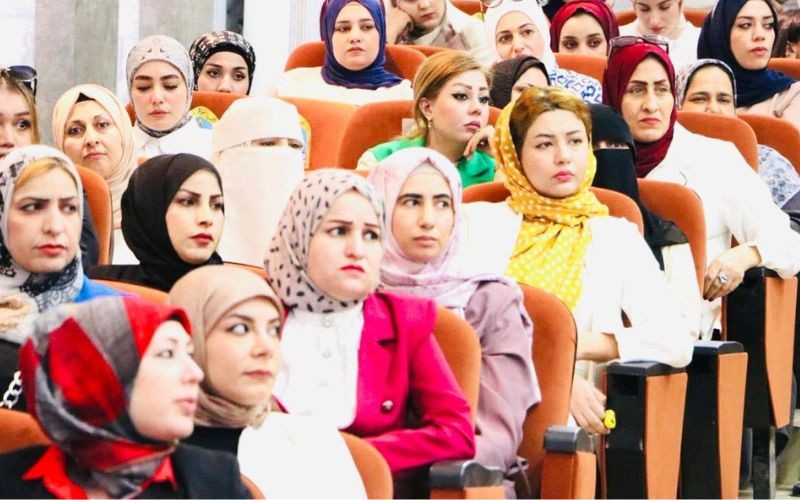 تدريسيات وموظفات كلية ...