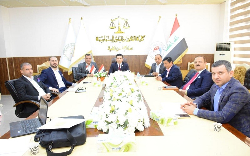 عميد كلية القانون والعلوم ...