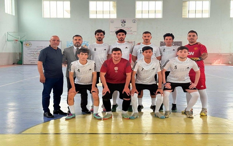 فريق طلبة كلية القانون ...