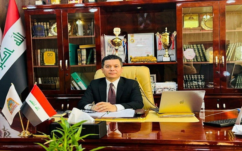 عميد كلية القانون والعلوم ...