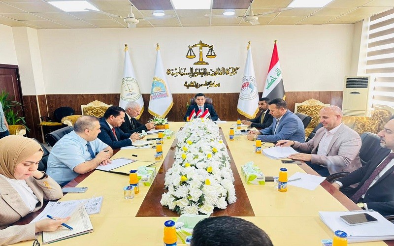 عميد كلية القانون يجتمع مع ...