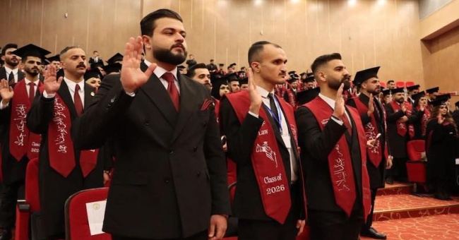 الخريجون الجدد يرددون القسم القانوني