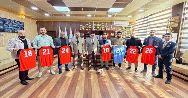 عميد كلية القانون والعلوم السياسية يستقبل فريق الكلية الرياضي ويؤكد على أهمية تمثيل الكلية في بطولة كليات الجامعة