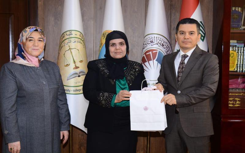 عميد كلية القانون والعلوم السياسية يرعى تكريم مسؤولة وحدة الأعمال التطوعية في الكلية
