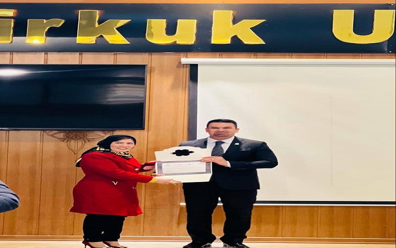 تدريسية من كلية القانون والعلوم السياسية تحصل على شهادة تقديرية من رئيس جامعة كركوك