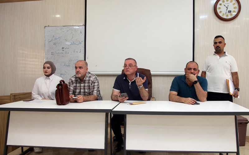  عميد كلية الطب يلتقي مع أولياء أمور الطلبة لمناقشة قضايا النقل والاستضافة