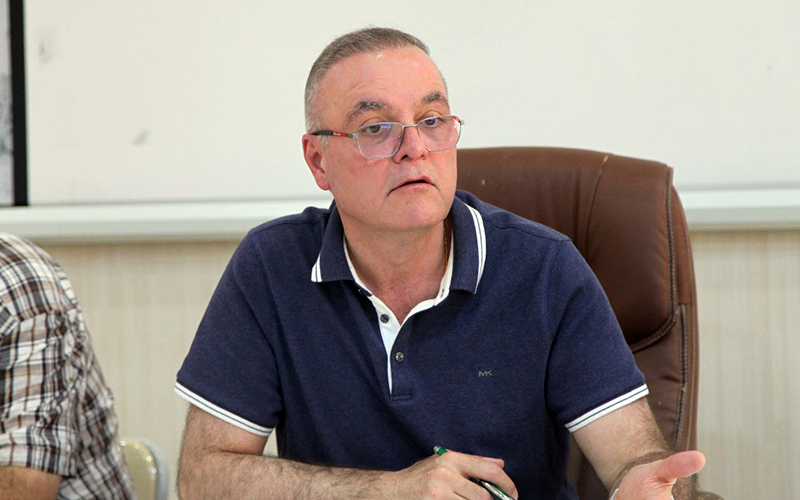  عميد كلية الطب يلتقي مع أولياء أمور الطلبة لمناقشة قضايا النقل والاستضافة