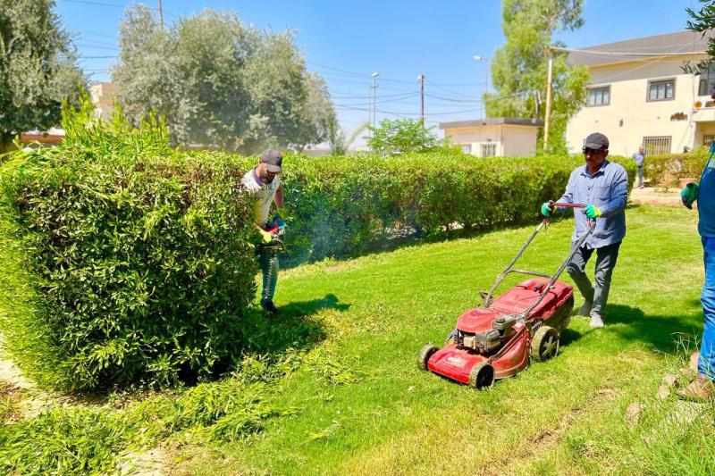 كلية الإعلام تنفذ حملة لتنسيق وإدامة حدائق الكلية