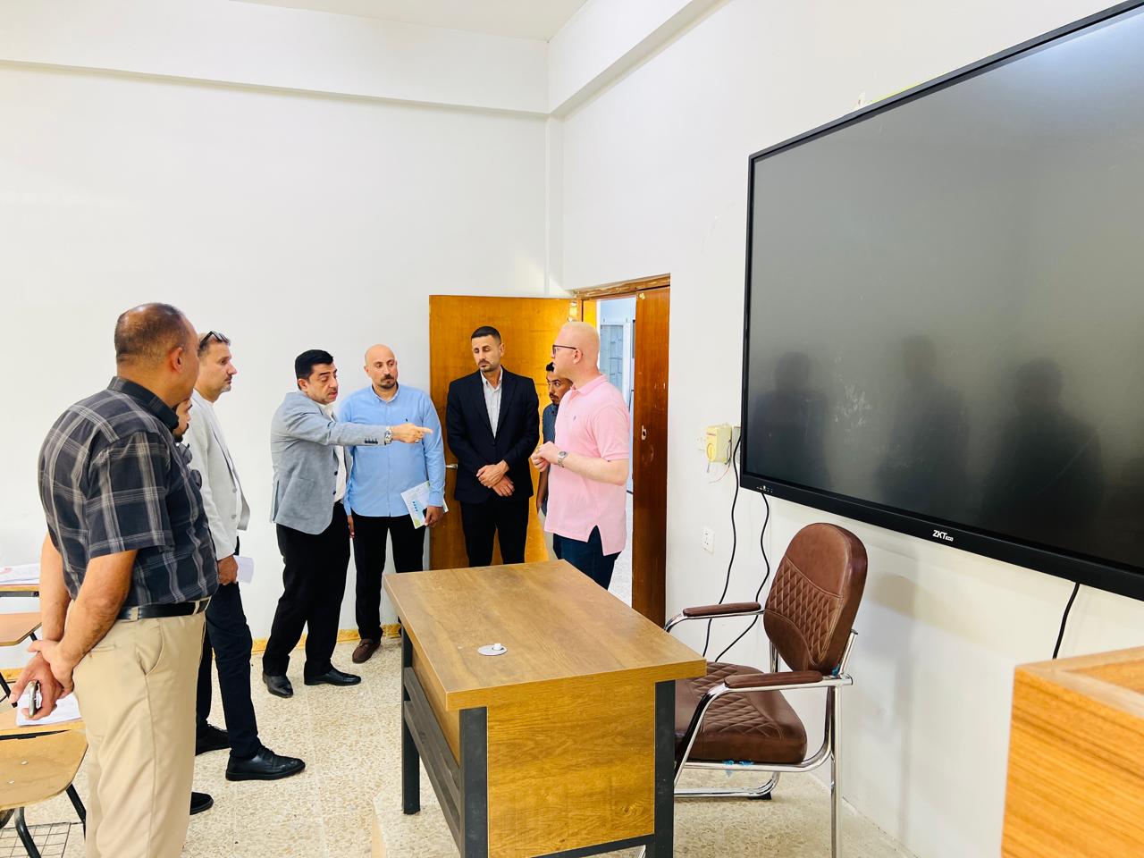 عميد كلية الإعلام يتفقد اعمال تطوير القاعات الدراسية النموذجية و النشاطات الطلابية في الكلية