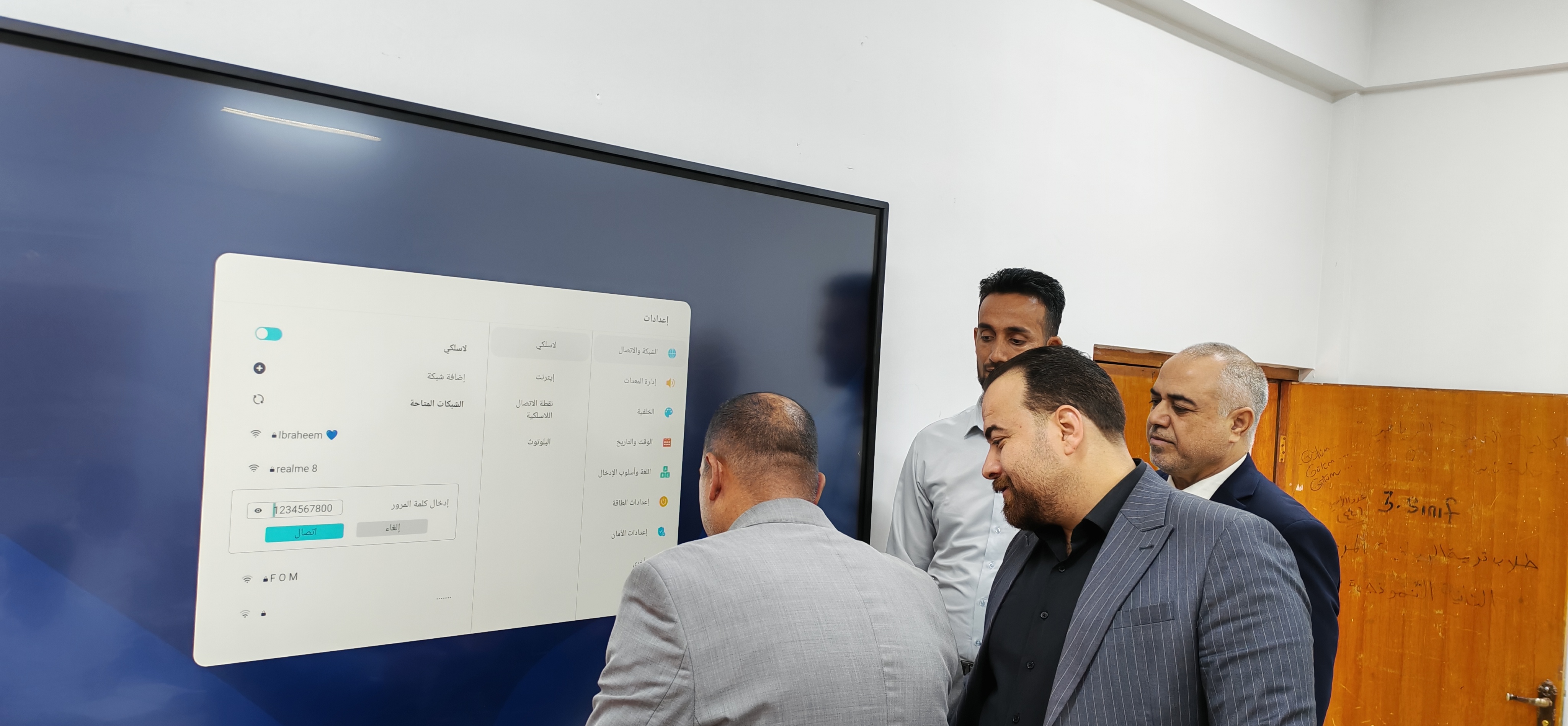 كلية الإعلام تباشر بتنصيب الشاشات التفاعلية الذكية مواكبةً للتطور التقني في التعليم