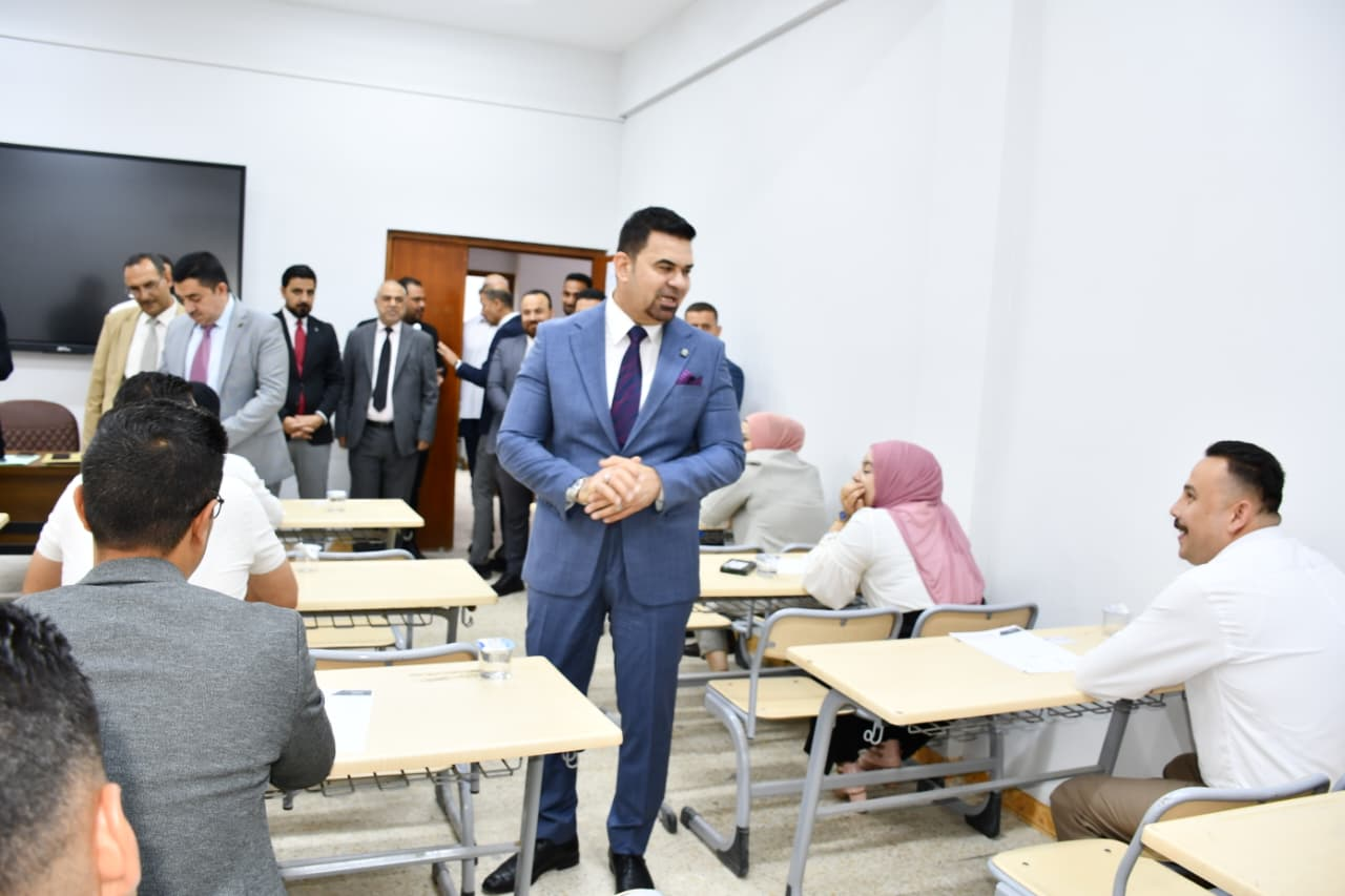 رئيس الجامعة يتفقد الامتحانات النهائية في كلية الإعلام