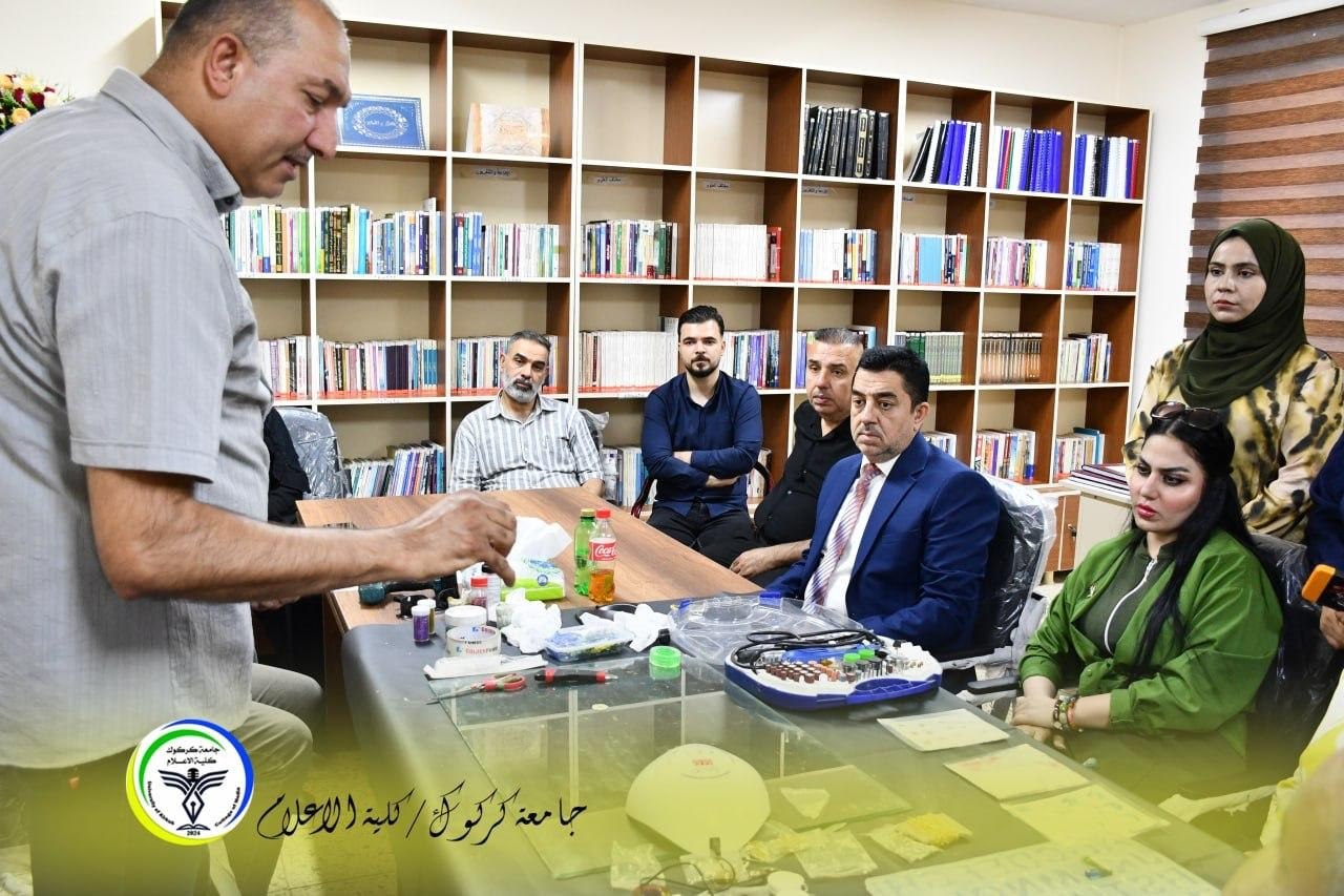كلية الإعلام تفتح آفاق الإبداع بورشة فنية متخصصة في فن الريزن وصناعة الميداليات والقلائد