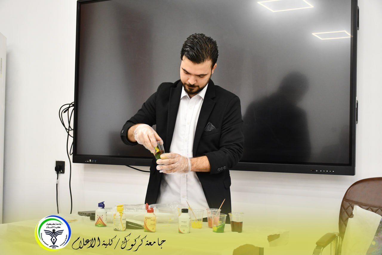The Faculty of Media organizes an art lecture on color blending