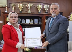 عميد كلية التمريض يهنّئ تدريسية لحصولها على المرتبة الأولى على مستوى العراق بجائزة الباحثة الشابة
