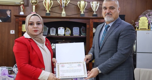 عميد كلية التمريض يهنّئ تدريسية لحصولها على المرتبة الأولى على مستوى العراق بجائزة الباحثة الشابة