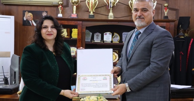 عميد كلية التمريض يهنّئ تدريسية لحصولها على براءة اختراع