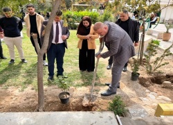 كلية التمريض تنظم حملة لتشجير أروقتها احتفاءً بيوم التشجير الوطني