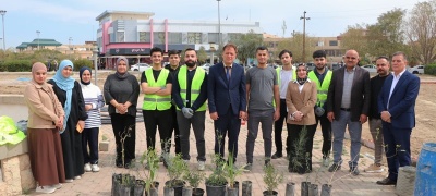 كلية الصيدلة تنظم حملة تشجير لتعزيز المساحات الخضراء في حدائقها