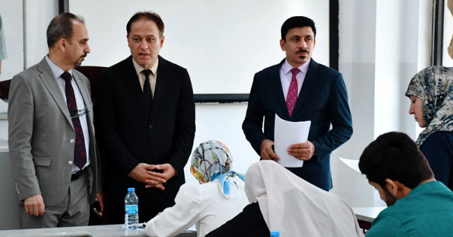 اللجنة المركزية المشرفة على الامتحان التنافسي تتابع استعدادات كلية التربية للعلوم الإنسانية