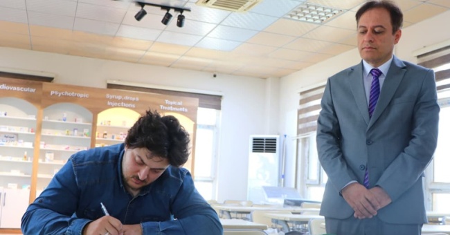 كلية الصيدلة بجامعة كركوك تجري اختبار معادلة الشهادة لخريجي كليات الصيدلة خارج العراق (٥٥) في جزئها النظري