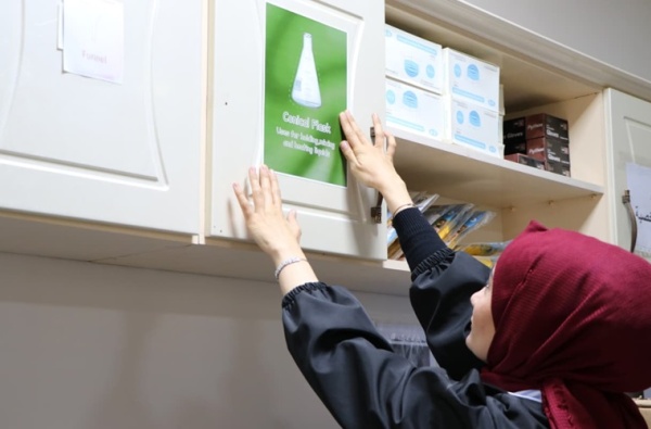 كلية الصيدلة تنظم حملة لوضع ملصقات تعريفية وتنظيمية داخل مختبراتها