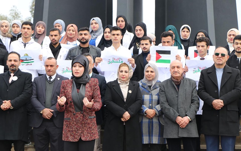 كلية الصيدلة تشارك في وقفة تضامنية لمساندة الشعب الفلسطيني