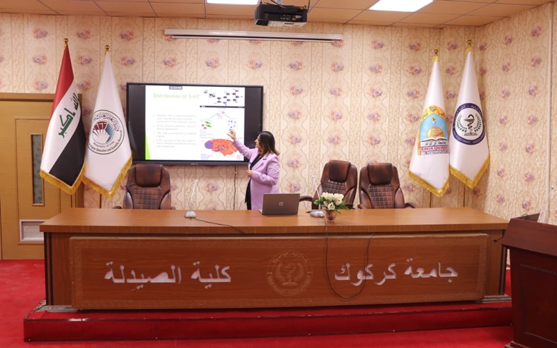 كلية الصيدلة تقيم ندوة علمية بعنوان (التأثير الدوائي للسيروتونين)
